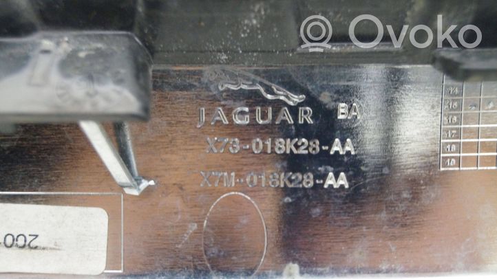 Jaguar XE Etupuskurin ylempi jäähdytinsäleikkö GX73-018K28-AA