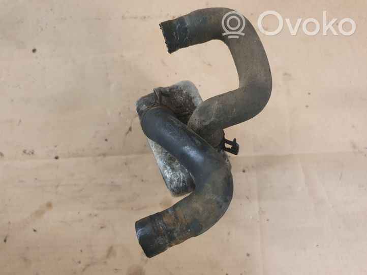 Volkswagen Golf III Supporto di montaggio del filtro dell’olio 068117021B