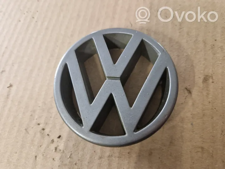 Volkswagen PASSAT B3 Mostrina con logo/emblema della casa automobilistica 357853601E