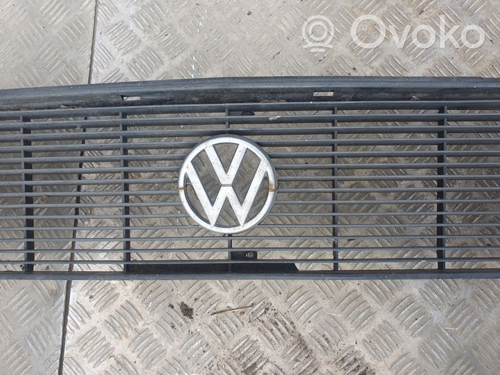 Volkswagen PASSAT Griglia superiore del radiatore paraurti anteriore 321853653
