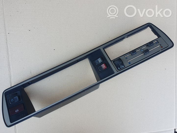 Volkswagen Jetta I Rivestimento pannello centrale del cruscotto 161867243