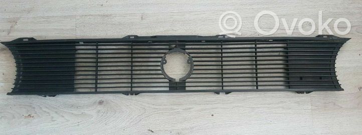 Volkswagen Golf I Griglia superiore del radiatore paraurti anteriore 171853653L