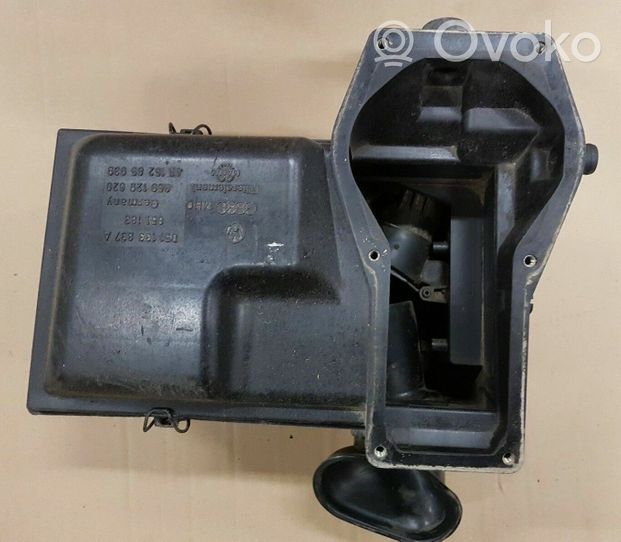 Volkswagen PASSAT B3 Scatola del filtro dell’aria 357129628A