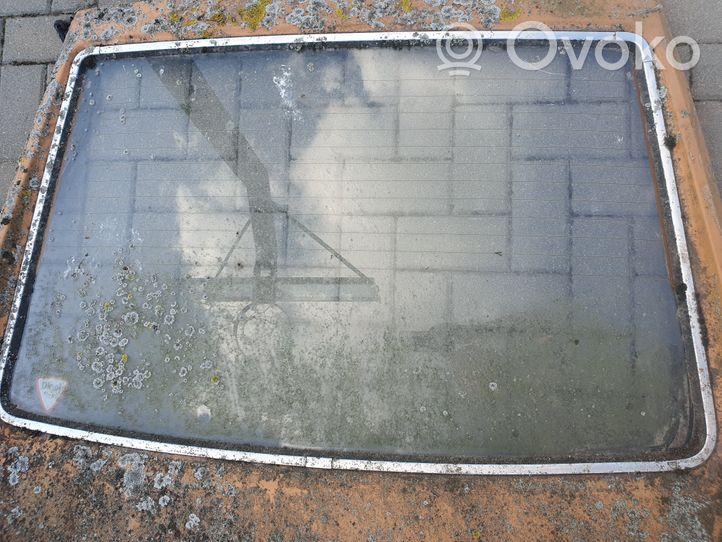 Volkswagen PASSAT Rear windscreen/windshield window 321845501E