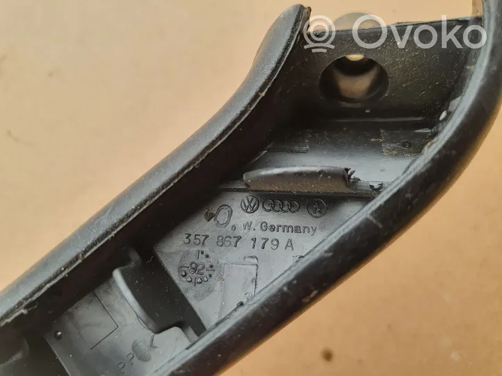 Volkswagen PASSAT B3 Obudowa klamki wewnętrznej drzwi przednich 357867197B