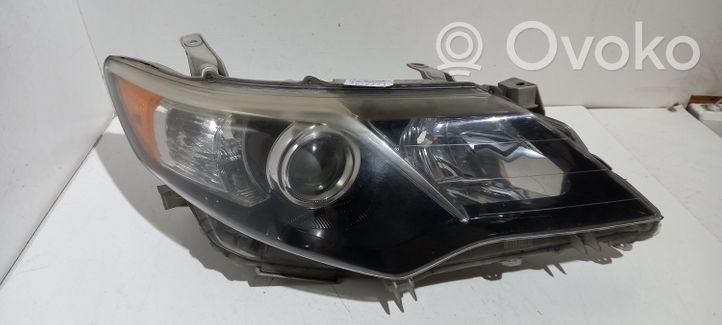 Toyota Camry Lampa przednia 