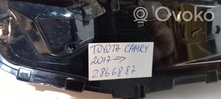 Toyota Camry Передняя фара 8111033G00