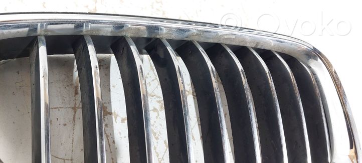 BMW 5 F10 F11 Maskownica / Grill / Atrapa górna chłodnicy 7336477