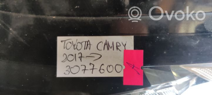 Toyota Camry VIII XV70  Faro/fanale 8111033G00
