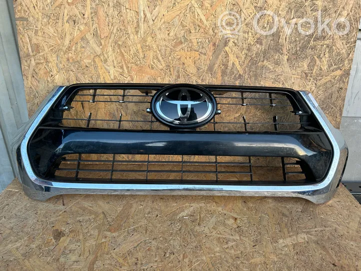 Toyota Hilux VIII Grille calandre supérieure de pare-chocs avant 531II0KB30