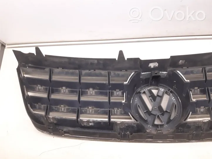 Volkswagen Touareg I Griglia superiore del radiatore paraurti anteriore 7L6853651A