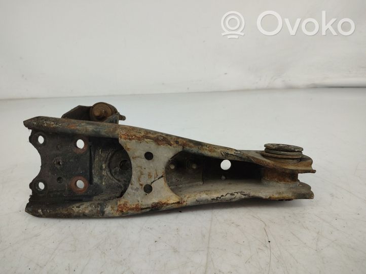 Toyota Hiace (H50, H60, H70) Triangle bras de suspension inférieur avant 