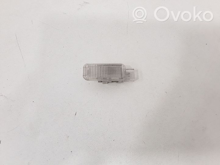 Audi A4 S4 B5 8D Luce interna per portiera anteriore 