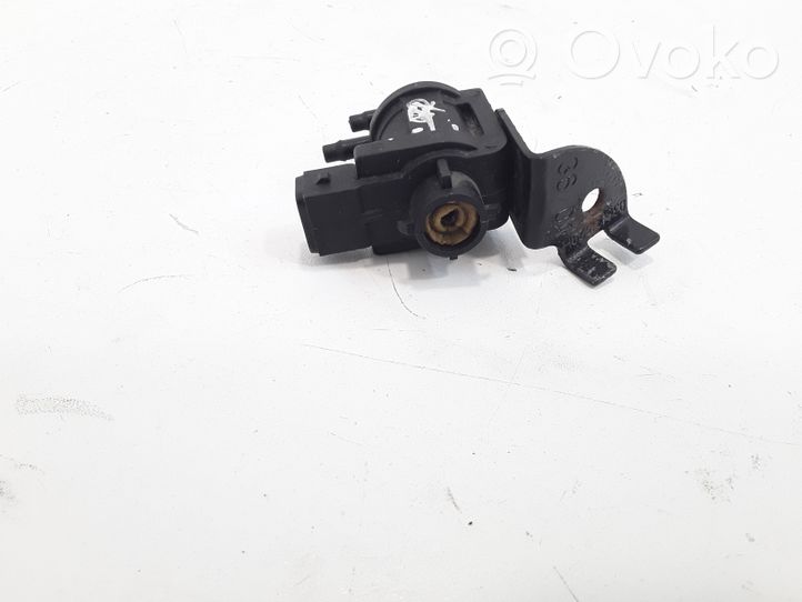 Volkswagen PASSAT B5.5 Electrovanne Soupape de Sûreté / Dépression 038131529H