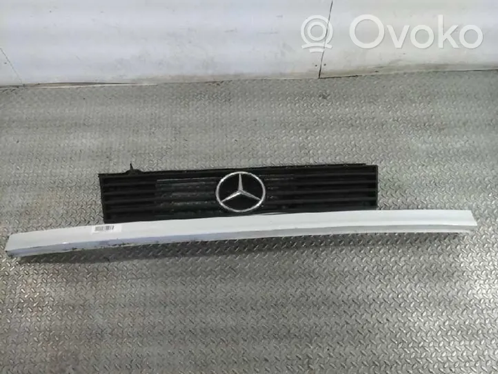 Mercedes-Benz 100 W631 Priekšējais režģis 