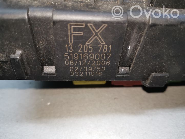 Opel Vectra C Fuse module 13205781