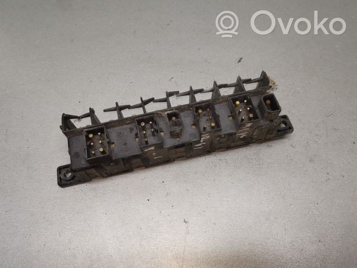 Audi A6 S6 C4 4A Drošinātāju bloks 4A0941822