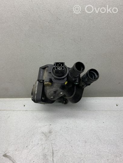 Volvo S40, V40 Boîtier de thermostat / thermostat 8200065390