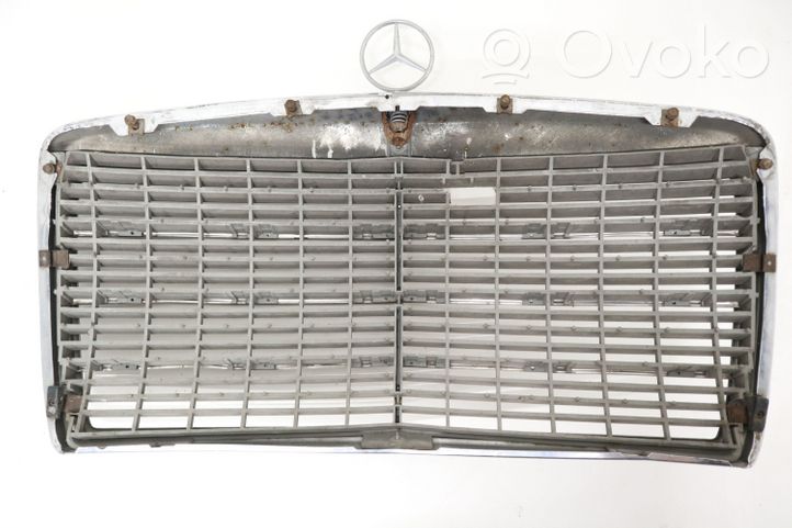 Mercedes-Benz COMPAKT W115 Grotelės priekinės 