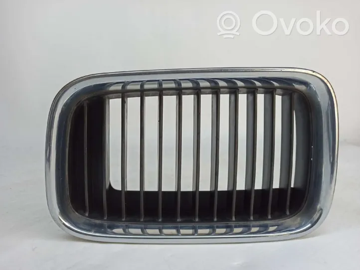 BMW 3 E36 Grille calandre supérieure de pare-chocs avant 51138122237