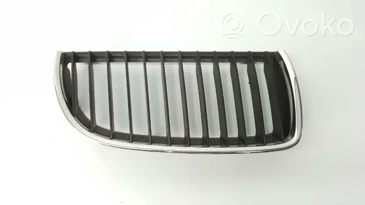 BMW 3 E90 E91 Maskownica / Grill / Atrapa górna chłodnicy 22405910