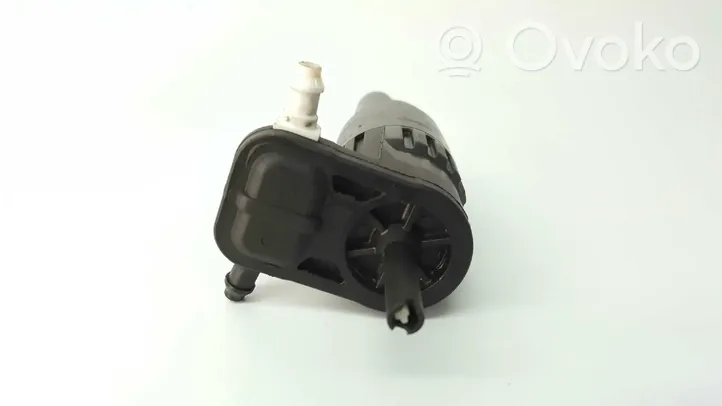 Volkswagen Golf VII Windscreen/windshield washer pump 