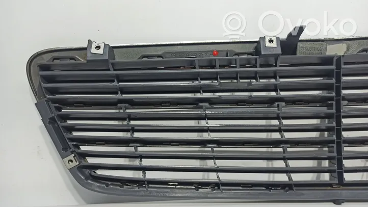 Mercedes-Benz C W203 Grille calandre supérieure de pare-chocs avant A2038800483