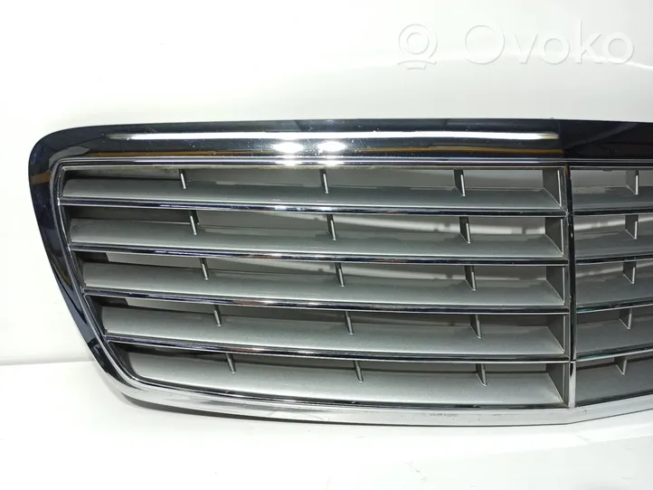 Mercedes-Benz E W211 Grille calandre supérieure de pare-chocs avant A21188003837246