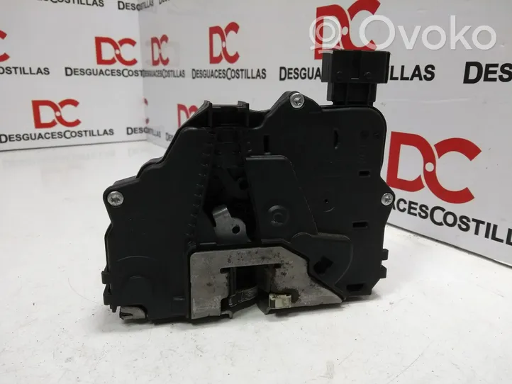 Opel Corsa D Front door lock 13258274