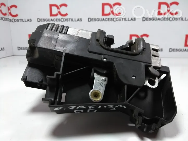 Opel Zafira A Front door lock 24414117