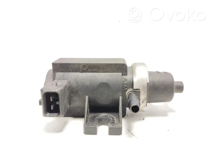 Audi A4 S4 B5 8D Vacuum valve 72190370