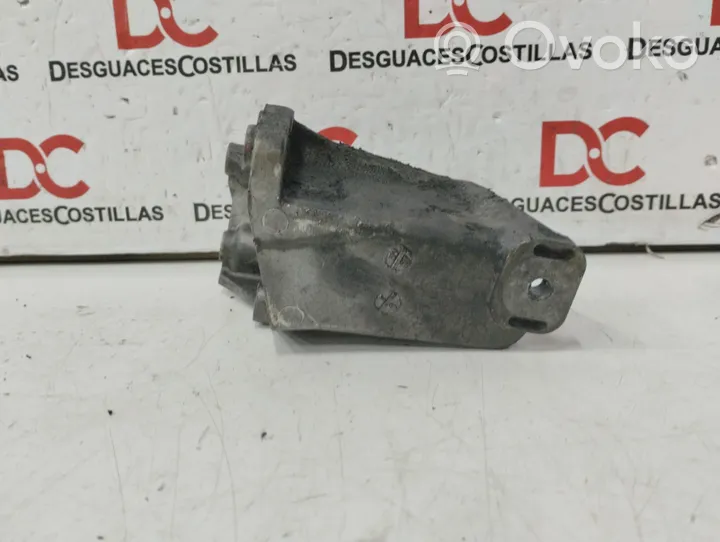 Volkswagen PASSAT B5 Engine mount bracket 8D0199307L