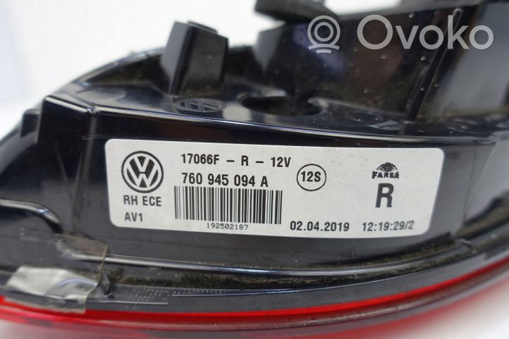 Volkswagen Touareg III Galinis žibintas dangtyje 760945094A