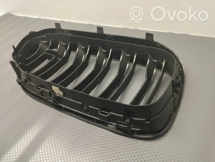 BMW M5 F90 Grille calandre supérieure de pare-chocs avant 8063173