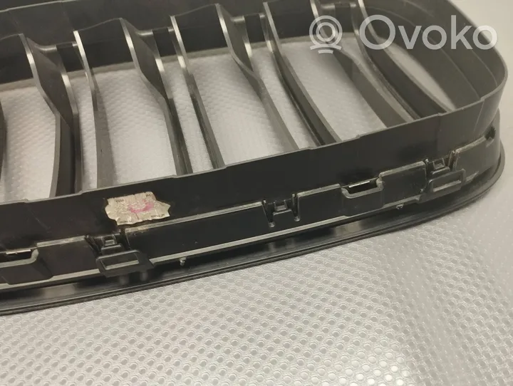 BMW M5 F90 Maskownica / Grill / Atrapa górna chłodnicy 8063173