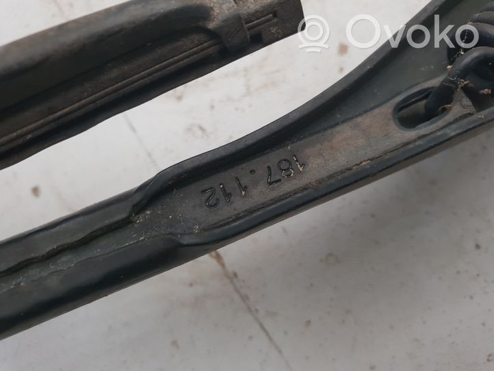 BMW 5 E34 Rivestimento del tergicristallo 187112