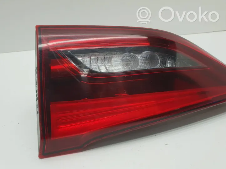 Toyota Avensis T270 Lampy tylnej klapy bagażnika 