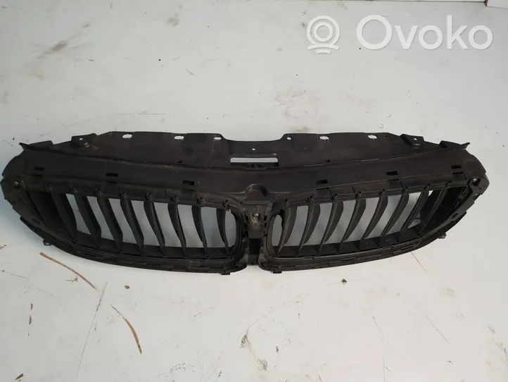 BMW 5 G30 G31 Rejilla inferior del parachoques delantero 7497775