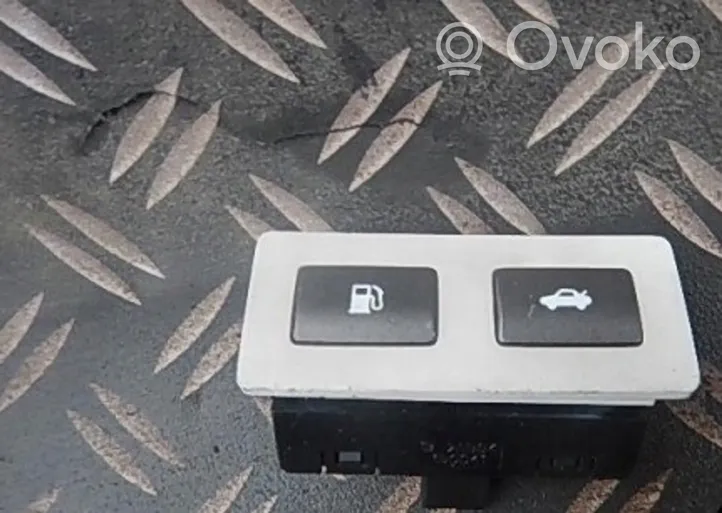 Lexus LS 460 - 600H Przełącznik / Przycisk otwierania klapy bagażnika 