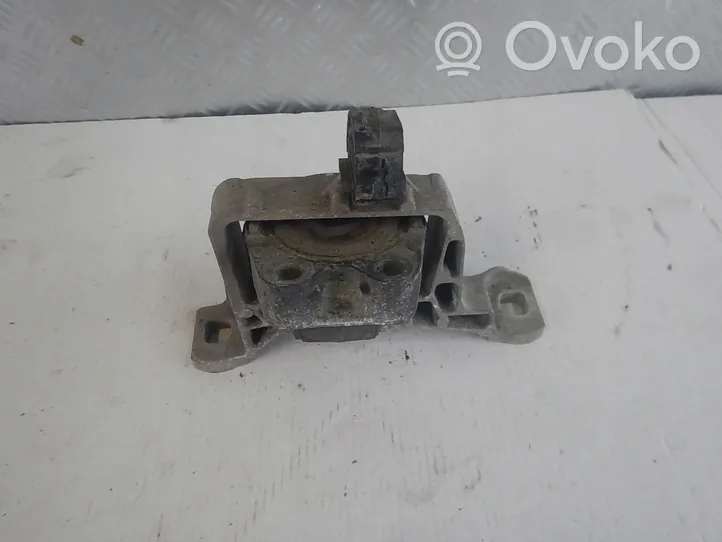 Chevrolet Tahoe Engine mounting bracket 