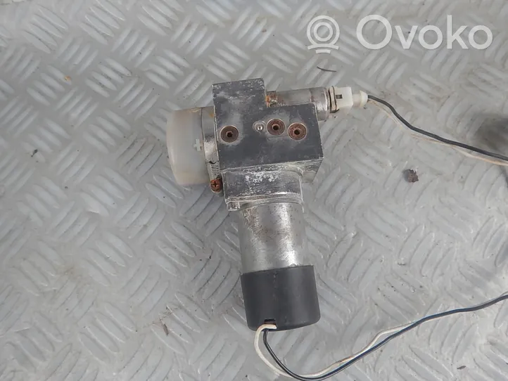 Volkswagen Phaeton Tavaratilan luukun hydraulinen avausjärjestelmä pumpulla 3D5827383A