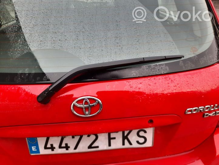 Toyota Corolla Verso E121 Ramię wycieraczki szyby tylnej 8524102020