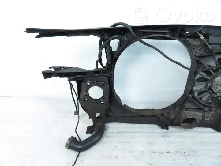 Audi A4 S4 B6 8E 8H Staffa del pannello di supporto del radiatore 