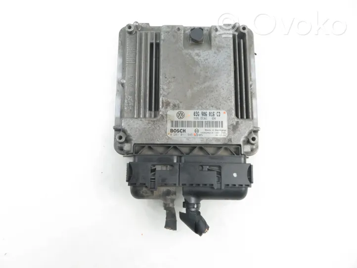 Volkswagen Touran I Calculateur moteur ECU 0281011945