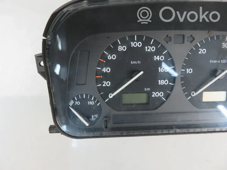 Volkswagen Golf III Speedometer (instrument cluster) 