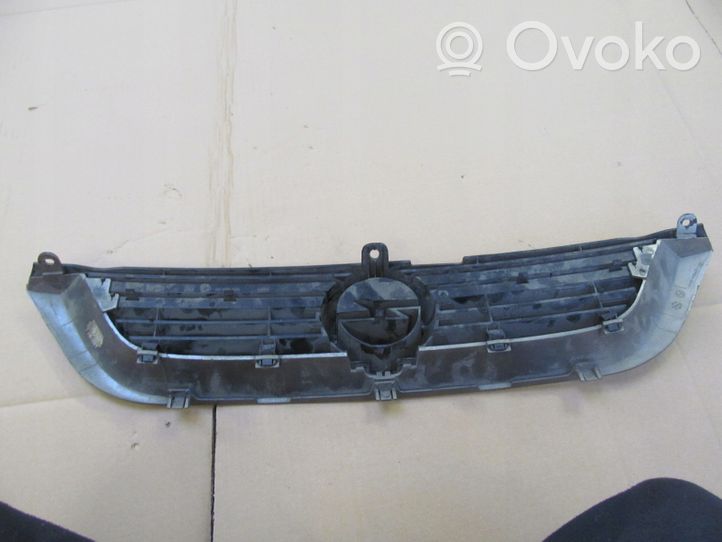 Opel Vectra B Grille calandre supérieure de pare-chocs avant 90505722