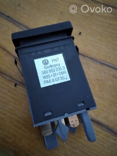 Volkswagen PASSAT B5.5 Botón interruptor de luz de peligro 3B0953235D
