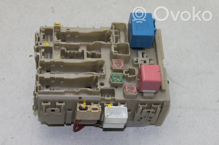 Toyota Avensis T270 Sulakemoduuli 8273005720