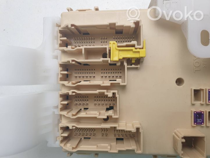 Toyota Auris E180 Fuse box set 8922102331