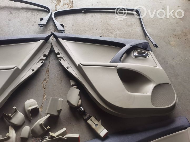 Toyota Avensis T270 Set di rivestimento sedili e portiere 